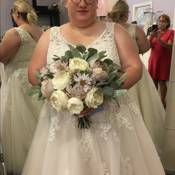 Beautiful never worn wedding dress free of alterations - Picture 2 of 6